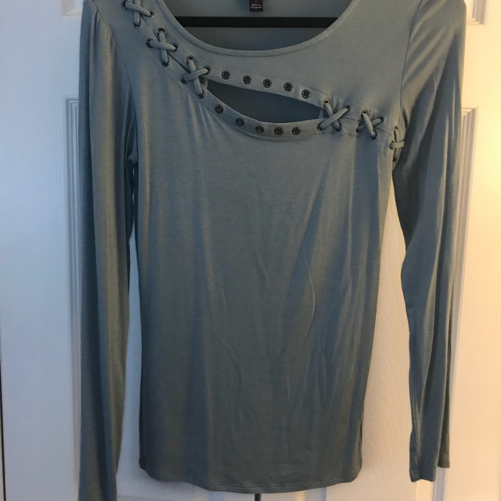 NWOT beautiful long sleeve top with cutout
